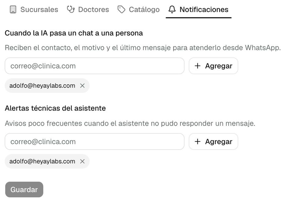 Pestaña Notificaciones con dos listas de correos: cuando la IA pasa un chat a una persona y alertas técnicas del asistente.